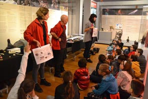 Niños aprendiendo sobre paleontología