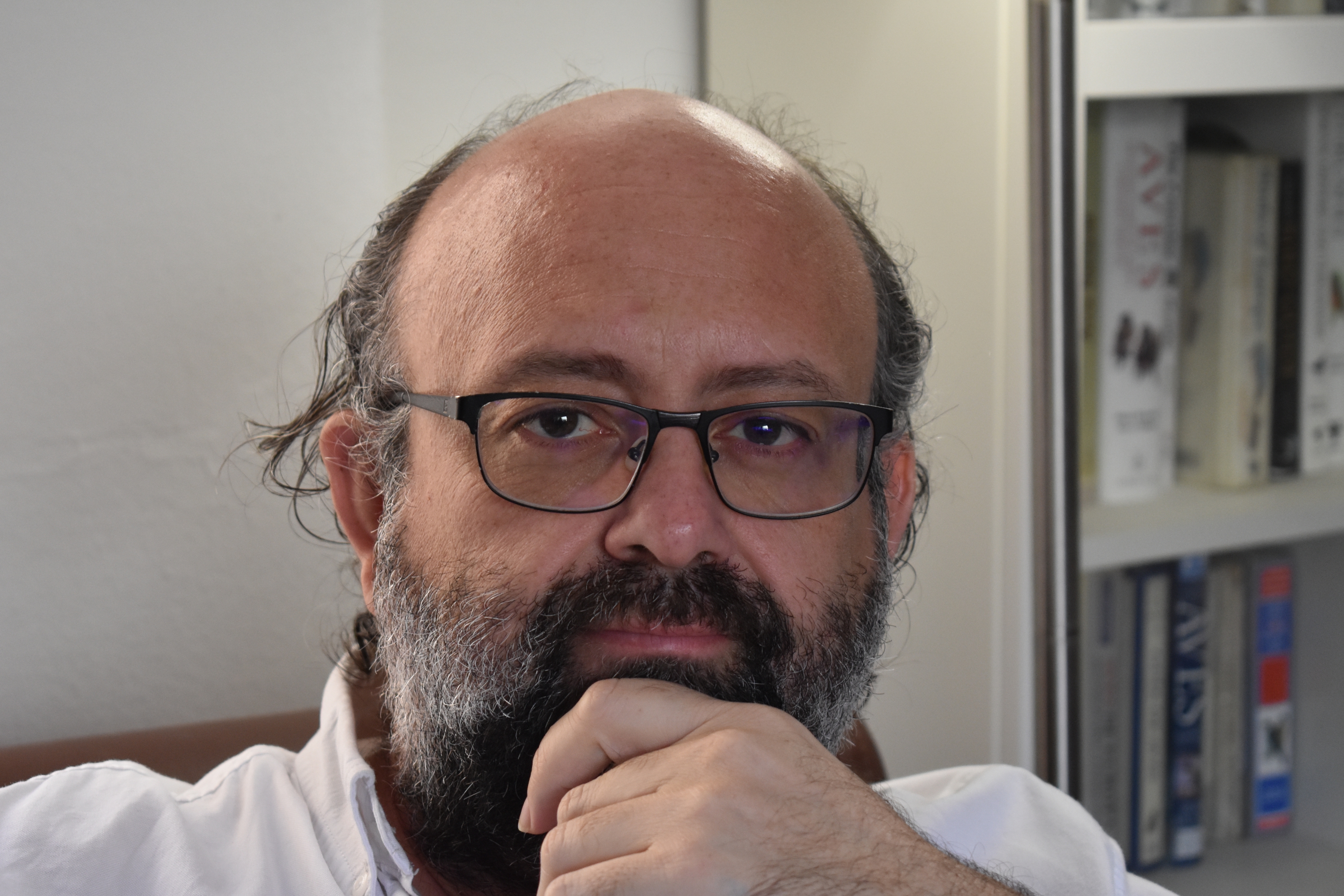 David Vieites en su despacho fotografiado por Sandra Nieto Román 