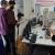 Asunción de los Ríos y Laura Tormo analizan muestras de vida microscópica / José María Cazcarra