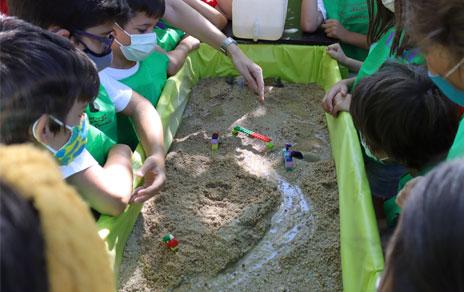 Participantes de Museo de Verano 2021 aprendiendo sobre ríos / MNCN